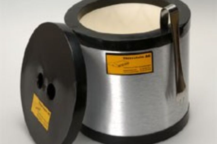 Eiswürfelbehälter mit Zange