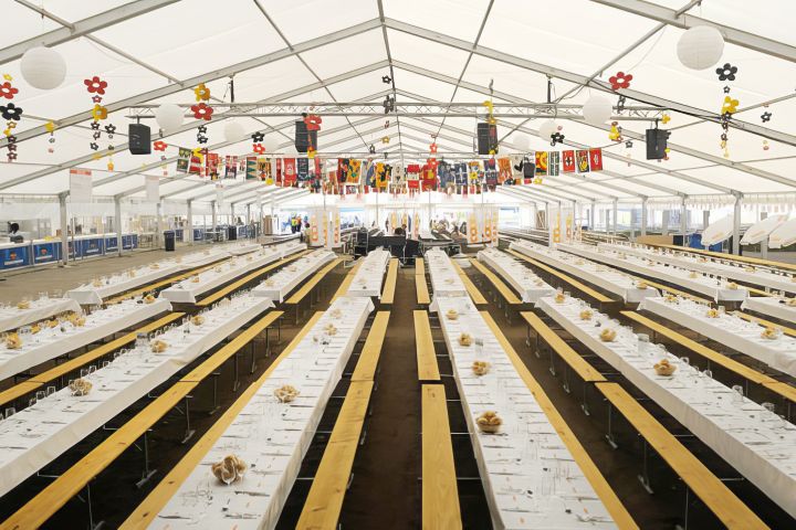 festhallen-tischundbaenke.jpg